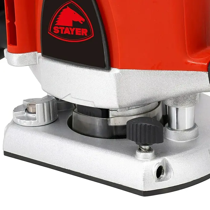 Stayer Fresadora eléctrica PR10EK - 1.800 W, 8 r.p.m. - 30.000 r.p.m. - Primer plano de una fresadora STAYER que muestra su ingeniería de precisión y construcción robusta. Ideal para proyectos de carpintería.