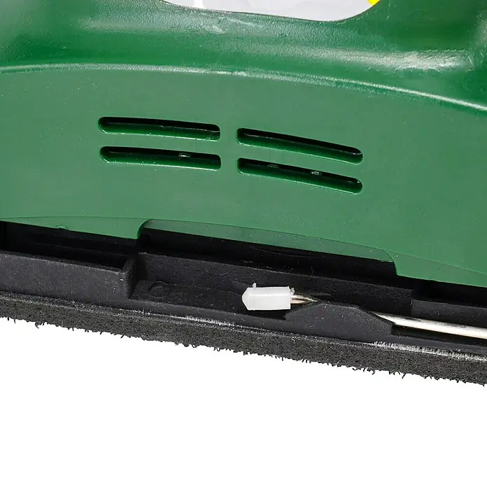 Stayer Lijadora orbital eléctrica LH187C - 150 W, Número de oscilaciones marcha en vacío: 1.200 r.p.m. - Primer plano de un cortacésped eléctrico verde, con detalles negros y un conector eléctrico blanco.