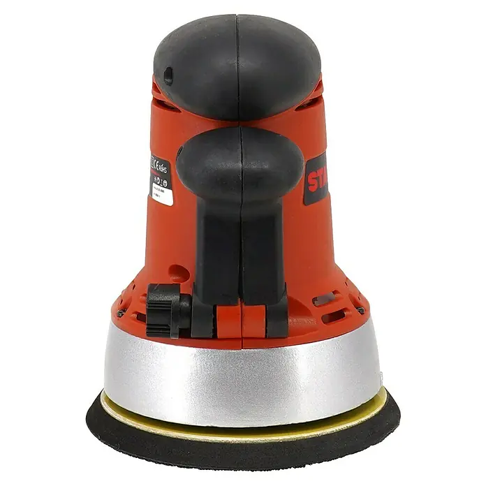 Stayer Lijadora excéntrica eléctrica RO150E - 450 W, Diámetro disco de lija: 150 mm - Primer plano de una lijadora orbital aleatoria con cuerpo rojo, empuñaduras negras y base plateada. Ideal para lijar superficies.