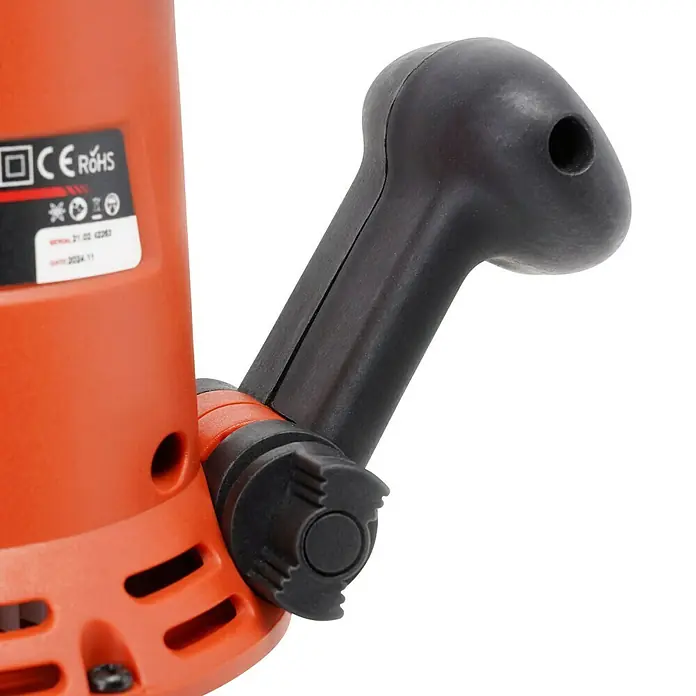 Stayer Lijadora excéntrica eléctrica RO150E - 450 W, Diámetro disco de lija: 150 mm - Detalle de una máquina naranja con un mango negro. El mango tiene forma ergonómica y parece ser de goma.