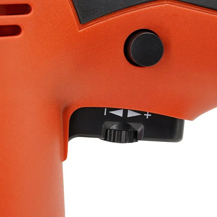 Stayer Lijadora excéntrica eléctrica RO150E - 450 W, Diámetro disco de lija: 150 mm - Primer plano de una herramienta eléctrica naranja con botones negros para ajustar la velocidad y la función.