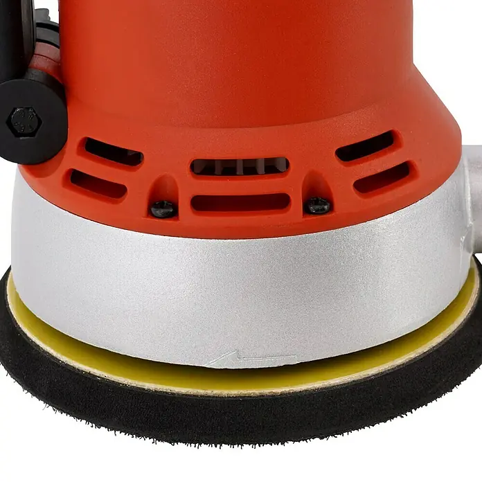 Stayer Lijadora excéntrica eléctrica RO150E - 450 W, Diámetro disco de lija: 150 mm - Primer plano de una lijadora orbital aleatoria, que muestra detalles de su carcasa naranja y su almohadilla de lijado plateada.