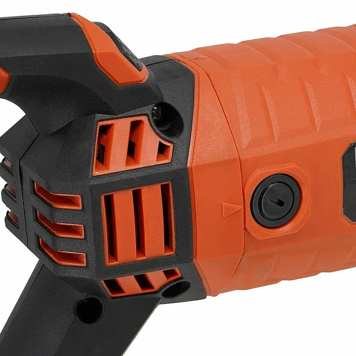 Toolson PRO Sierra de sable SSH 210 - 900 W, Número de carreras marcha en vacío: 3.000 /min - Primer plano de una herramienta eléctrica naranja y negra con aberturas de ventilación e interruptor.