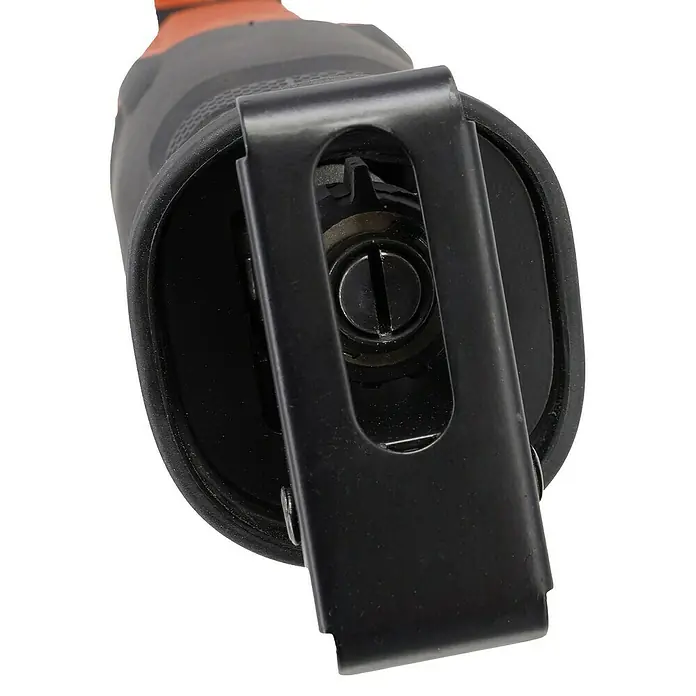 Toolson PRO Sierra de sable SSH 210 - 900 W, Número de carreras marcha en vacío: 3.000 /min - Primer plano de una sierra recíproca con cuerpo negro y hebilla metálica, destacando el detalle de la herramienta.