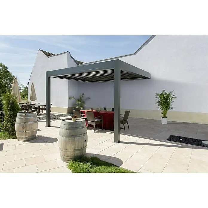 Solid Elements Pergola - 400 x 341 cm, Grau, Weiß - Elegante Pergola mit Lamellendach und robusten Weinfässern auf einer stilvollen Terrasse. Der ideale Ort für entspannte Stunden im Freien.