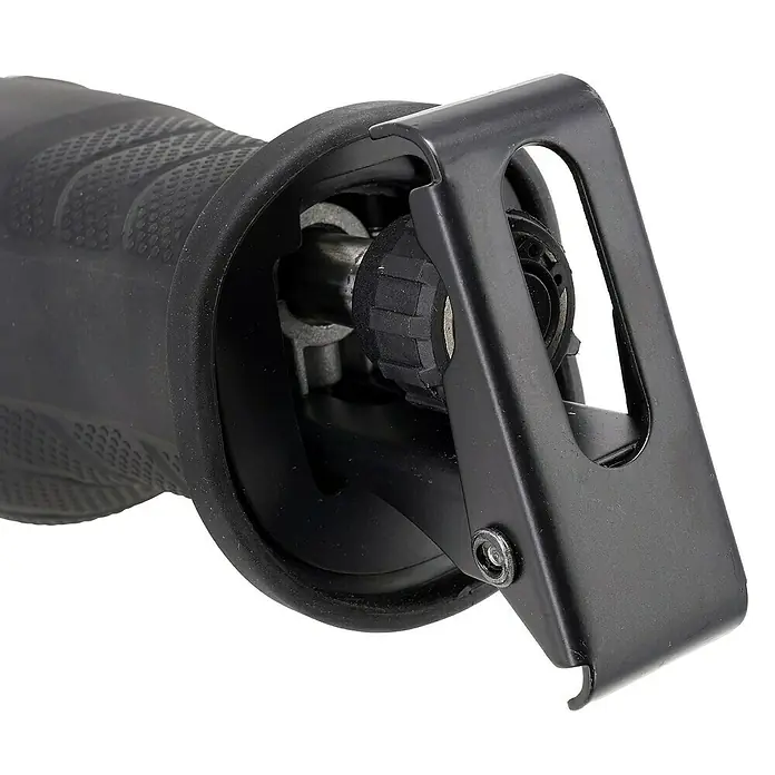 Toolson PRO Sierra de sable SSH 210 - 900 W, Número de carreras marcha en vacío: 3.000 /min - Primer plano de una sierra recíproca con un mango negro y un soporte metálico para asegurar las hojas.