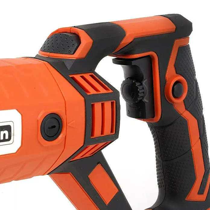 Toolson PRO Sierra de sable SSH 210 - 900 W, Número de carreras marcha en vacío: 3.000 /min - Vista detallada de una sierra de sable naranja y negra. Los controles y el mango son claramente visibles.
