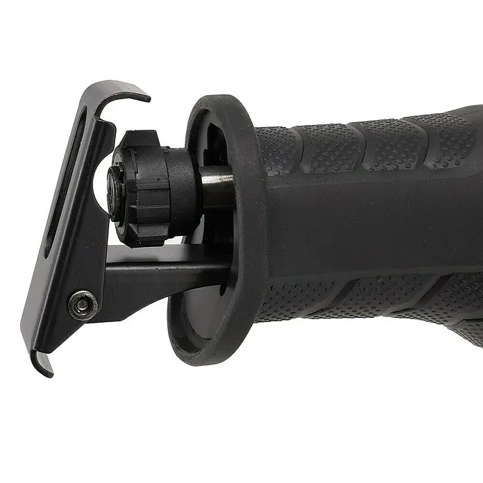 Toolson PRO Sierra de sable SSH 210 - 900 W, Número de carreras marcha en vacío: 3.000 /min - Primer plano de una sierra de sable negra con zona de agarre de goma y soporte de hoja de metal. Ideal para cortes precisos.
