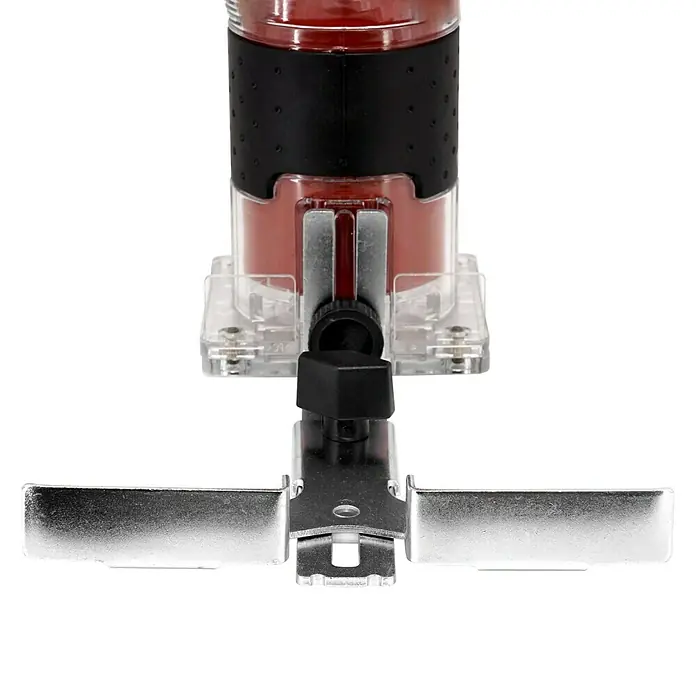 Stayer Cortador de orificios PR6 - 550 W, Profundidad de fresado: 0 mm - 40 mm, Número de revoluciones de marcha en vacío: 32.000 r.p.m. - Primer plano de un cortador de bordes con alas de metal y un recipiente rojo.