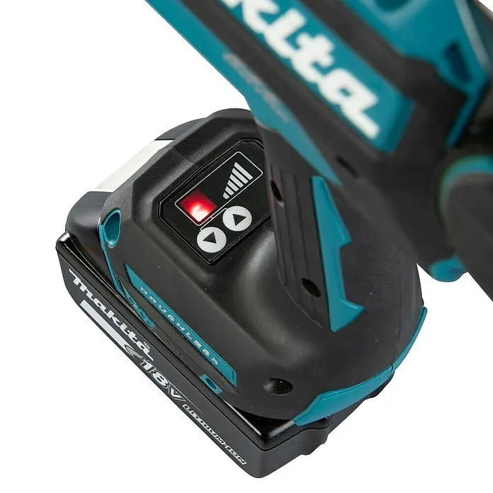Makita LXT 18V Akku-Bewehrungsverbinder DTR180ZJ - 18 V, Ohne Akku - Nahaufnahme einer Makita Akku-Lampe mit roter Ladeanzeige, die den Akkustand des 18V Lithium-Ionen Akkus anzeigt.