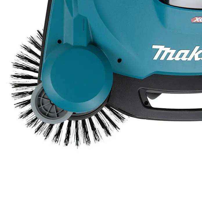 Makita XGT 40V max. Akku-Handkehrmaschine VS001GZ - 40 V, Arbeitsbreite: 650 mm, 24 l - Nahaufnahme einer Makita Kehrmaschine mit rotierenden Bürsten. Ideal für schnelle und effiziente Reinigung von Flächen.