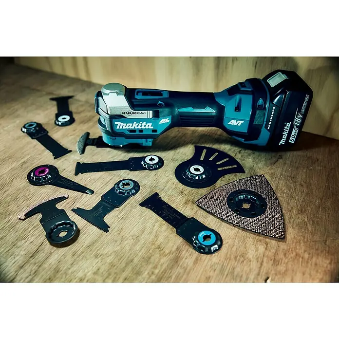 Makita LXT 18V Akku-Multifunktionswerkzeug DTM52T1JX2 - 18 V, 1 Akku - Makita Akku-Multifunktionswerkzeug mit verschiedenen Aufsätzen auf einer Holzoberfläche.