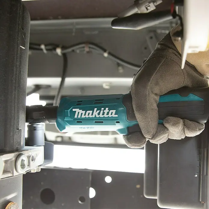 Makita LXT 18V Llave de carraca de batería DWR180Z - 18 V, Sin batería - Primer plano de una llave de impacto inalámbrica Makita en uso, centrado en la herramienta y la marca.