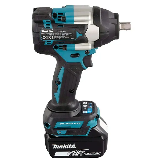 Makita LXT 18V Llave de impacto de batería DTW701RTJ - 18 V, 2 baterías, 5 Ah, 700 Nm - Imagen de una llave de impacto inalámbrica Makita DTW701 con batería de iones de litio de 18 V y motor sin escobillas.