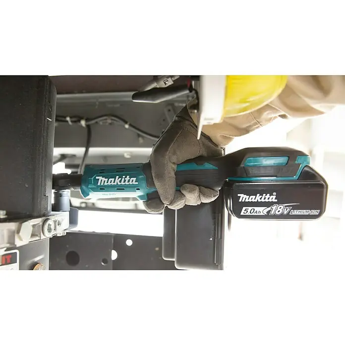 Makita LXT 18V Akku-Ratschenschrauber DWR180Z - 18 V, Ohne Akku - Ein Arbeiter benutzt einen Makita Akku-Schlagschrauber mit einem 18V Akku für Reparaturen.