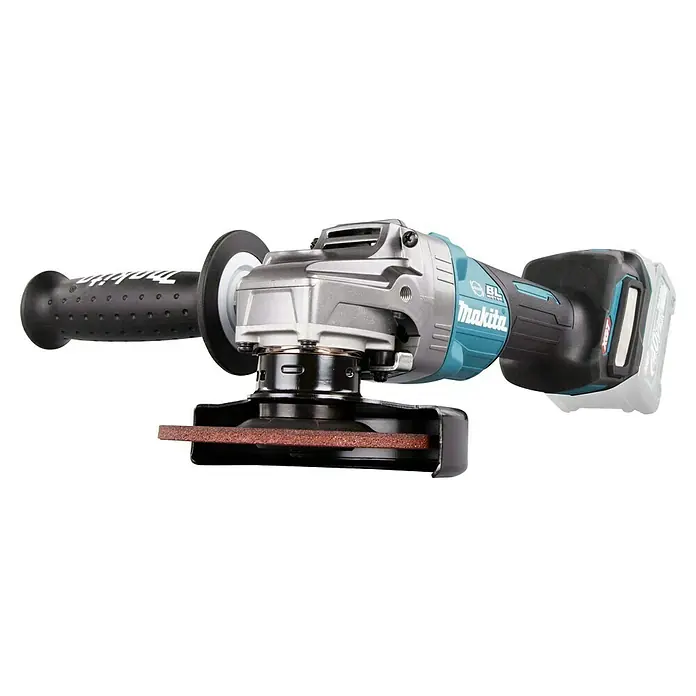 Makita XGT 40V max. Amoladora angular de batería GA023GZ - 40 V, Sin batería - Primer plano de una amoladora angular inalámbrica Makita, ideal para tareas de corte y pulido con alto rendimiento y flexibilidad.