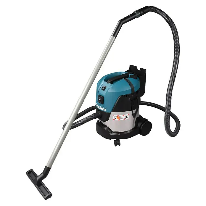 Makita Aspirador en seco y húmedo VC2012L - 1.000 W, 20 l - Un primer plano de una aspiradora inalámbrica Makita con un tubo telescópico y una manguera flexible sobre un fondo negro.