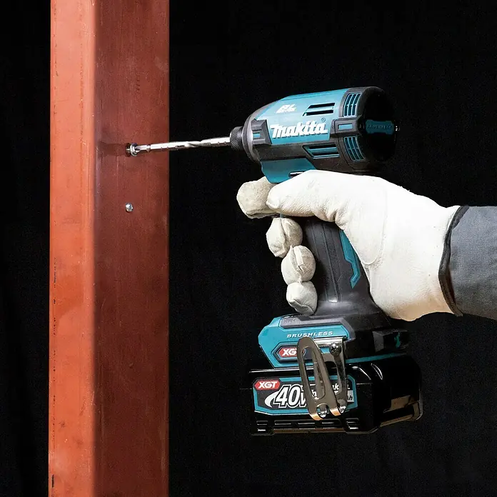 Makita XGT 40V max. Akku-Schlagschrauber TD003GZ - 40 V, Ohne Akku, 210 Nm - Makita Akku-Schlagschrauber XGT 40V mit aufgesetztem Bohrer wird in einem Werkstattprojekt verwendet.