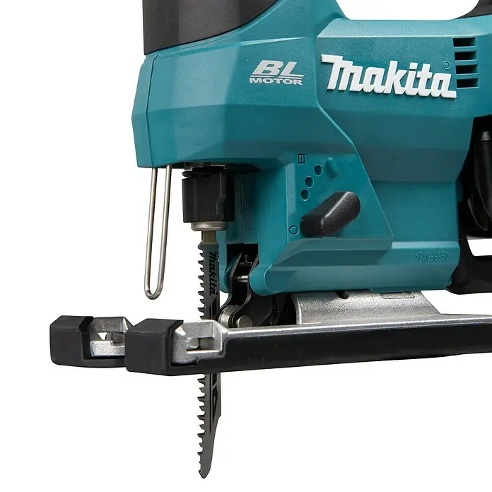 Makita LXT 18V Akku-Pendelhubstichsäge DJV184Z - 18 V, Li-Ionen, Anzahl Akkus: Ohne Akku, Leerlaufhubzahl: 0 /min - 3.000 /min - Nahaufnahme einer Makita Stichsäge, die ein präzises Schneiden von Holz und anderen Materialien ermöglicht.\n
