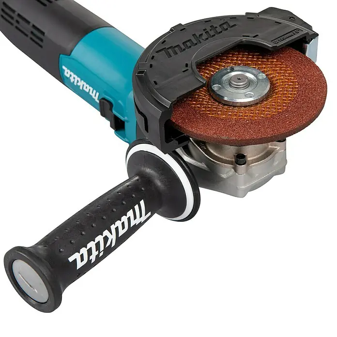 Makita Elektro-Winkelschleifer GA5091X01 - 1.900 W, Durchmesser Scheibe: 125 mm, Leerlaufdrehzahl: 0 U/min - 11.500 U/min - Nahaufnahme eines Makita Winkelschleifers mit Schleifscheibe und Zusatzhandgriff, ideal für Trenn- und Schleifarbeiten.