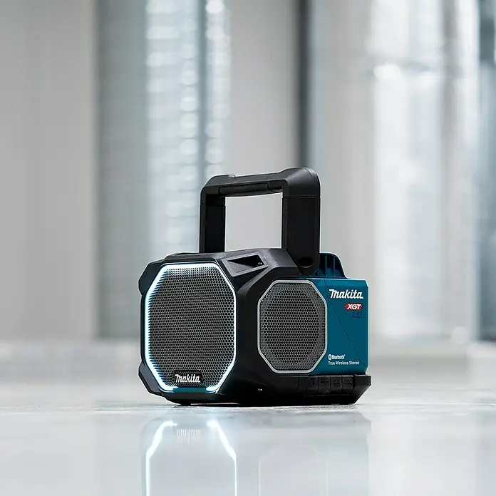 Makita Bluetooth-Lautsprecher MR014GZ - 40 V, Ohne Akku - Bild eines Makita XGT Baustellenradios mit Bluetooth, robust und ideal für den Einsatz auf der Baustelle.