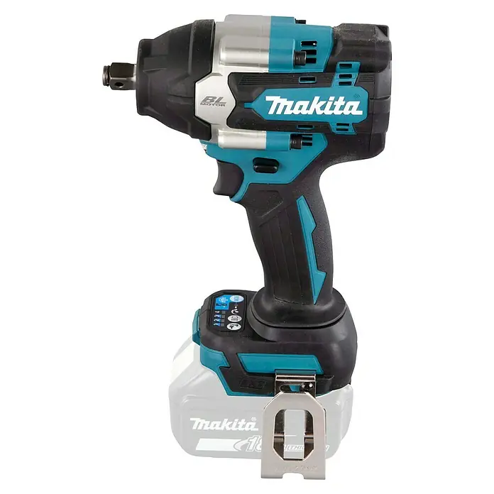 Makita LXT 18V Llave de impacto de batería DTW700Z - 18 V, Sin batería, 700 Nm, Número máx. de impactos: 2.700 /min - Llave de impacto inalámbrica Makita. La herramienta es azul y negra y está hecha de metal, y se coloca sobre un fondo transparente.