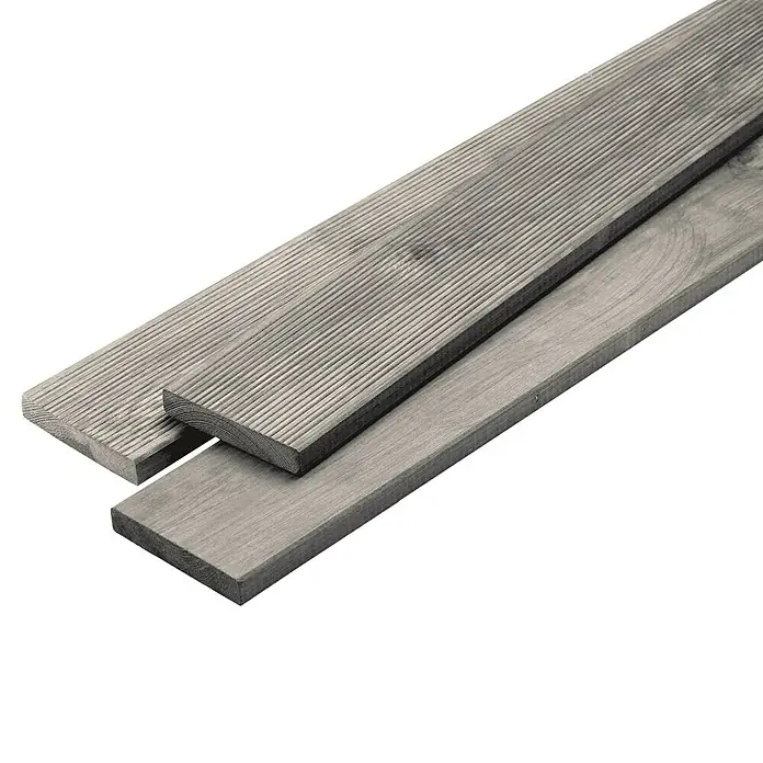 Terrassendiele - Kiefer, 300 x 12 x 2,1 cm, Grau - Das Bild zeigt zwei graue Terrassendielen aus Holz mit geriffelter Oberfläche, ideal für den Außenbereich. Die Dielen sind robust und witterungsbeständig.