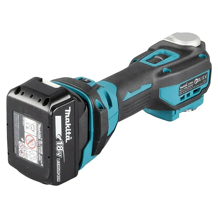 Makita LXT 18V Multiherramienta de batería DTM52RTJX2 - 18 V, 1 batería - Primer plano de la multiherramienta inalámbrica Makita DTM52 con batería de 18V, perfecta para cortar y lijar.