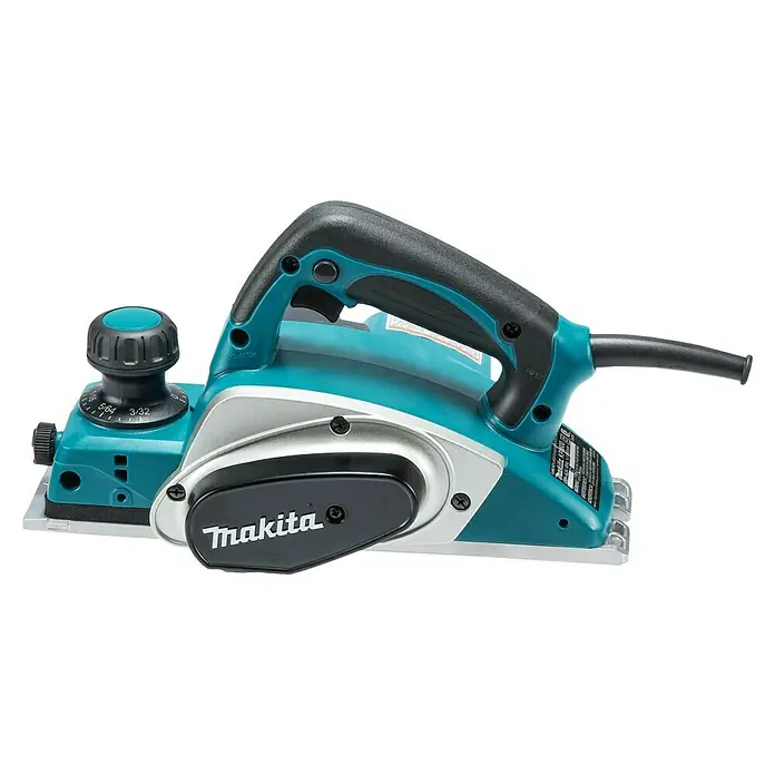 Makita Handhobel im MAKPAC KP0800J - 620 W, Hobelbreite: 82 mm, Falztiefe: 9 mm - Makita Elektrohobel mit blaugrünem Gehäuse, ergonomischem Griff und Tiefeneinstellung für präzises Hobeln von Holzoberflächen.