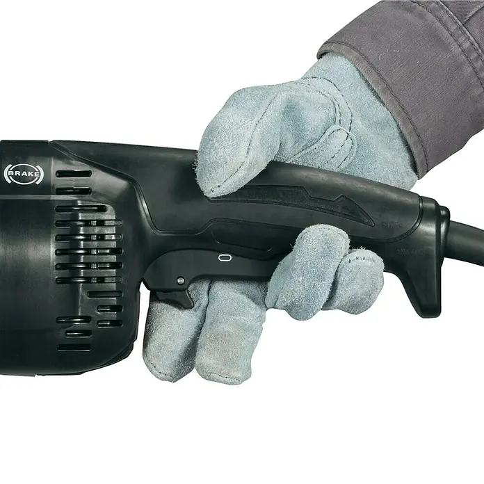 Makita Elektro-Winkelschleifer GA9070X1 - 2.800 W, Durchmesser Scheibe: 230 mm, Leerlaufdrehzahl: 0 U/min - 6.600 U/min - Nahaufnahme einer Hand in einem Arbeitshandschuh, die einen schwarzen Winkelschleifer hält.