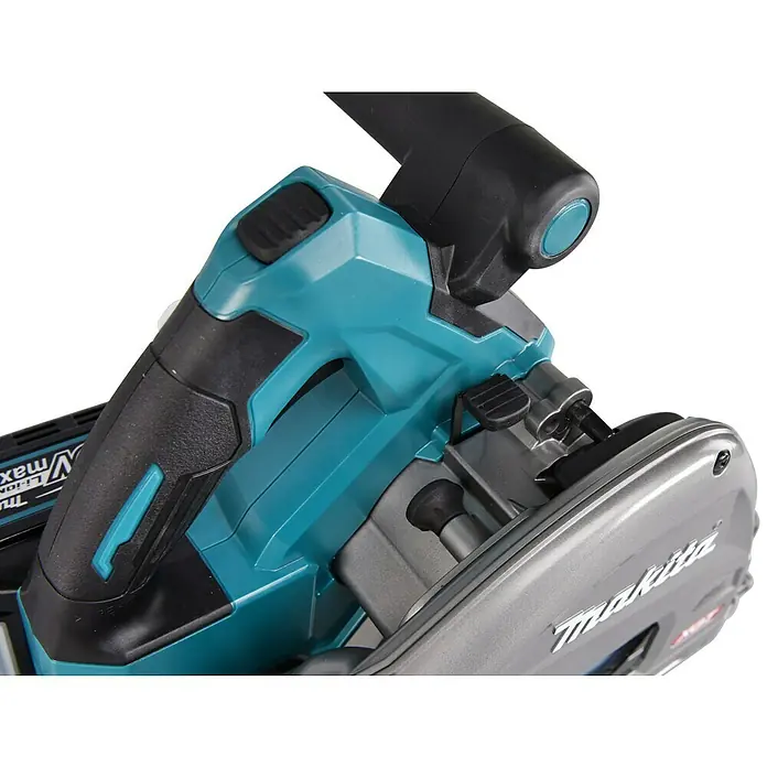 Makita XGT 40V max. Akku-Tauchsäge im MAKPAC SP001GZ03 - 40 V, Ohne Akku, Durchmesser Sägeblatt: 165 mm, 2.500 U/min - Nahaufnahme einer Makita Tauchsäge mit blaugrünen Akzenten und schwarzem Griff für präzise Schnitte.