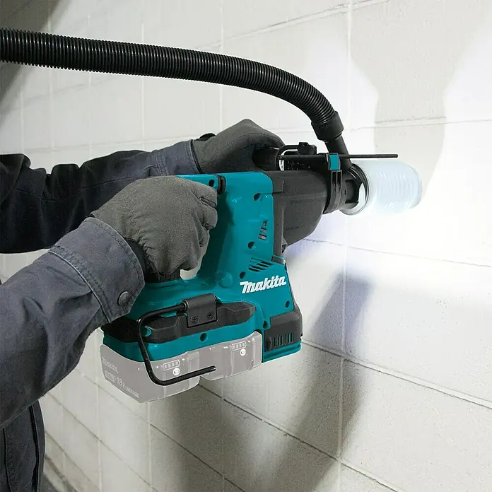 Makita LXT 18V Akku-Kombihammer für SDS-PLUS DHR280ZJ - 36 V, Ohne Akku, Max. Einzelschlagenergie: 2,8 J - Akkubohrhammer von Makita im Einsatz. Er verfügt über eine Staubabsaugung, um die Arbeitsumgebung sauber zu halten.