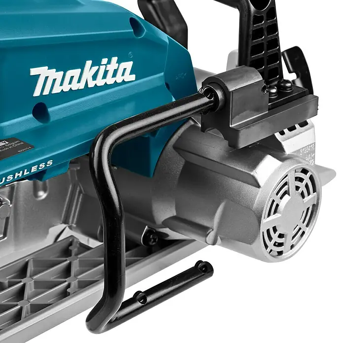 Makita LXT 18V Akku-Handkreissäge DRS780Z - 36 V, Ohne Akku, Durchmesser Sägeblatt: 185 mm, 0 U/min - 5.100 U/min - Detailaufnahme einer Makita-Maschine, die die Marke und die Bauweise hervorhebt. Die Maschine ist robust und für den professionellen Einsatz konzipiert.