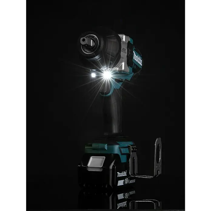Makita LXT 18V Akku-Schlagschrauber DTW1004Z - 18 V, Ohne Akku, 4 Ah, 1.050 Nm - Nahaufnahme eines Akku-Schlagschraubers von Makita mit LED-Leuchte vor einem dunklen Hintergrund.