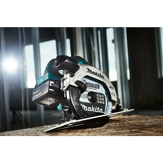 Makita LXT 18V Akku-Handkreissäge DHS660RTJ - 18 V, 2 Akkus, 5 Ah, Durchmesser Sägeblatt: 165 mm, 0 U/min - 5.000 U/min - Nahaufnahme einer kabellosen Makita-Kreissäge, die auf einem Holzbrett steht, mit Akku und Sägeblatt im Fokus.