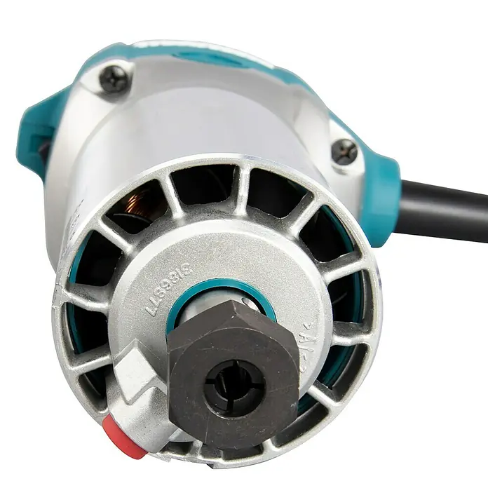 Makita Oberfräse RT0702CX2J - 710 W, 10.000 U/min - 34.000 U/min, Frästiefe: 0 mm - 40 mm - Nahaufnahme eines Makita RT0700CX2J Multifunktionsfräsers mit schwarzem Netzkabel. Der Fräser ist silberfarben und blau.