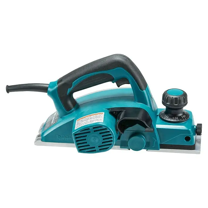 Makita Handhobel im MAKPAC KP0800J - 620 W, Hobelbreite: 82 mm, Falztiefe: 9 mm - Ein blauer Makita Elektrohobel mit schwarzem Griff und Einstellknopf, der auf einer ebenen Fläche steht.