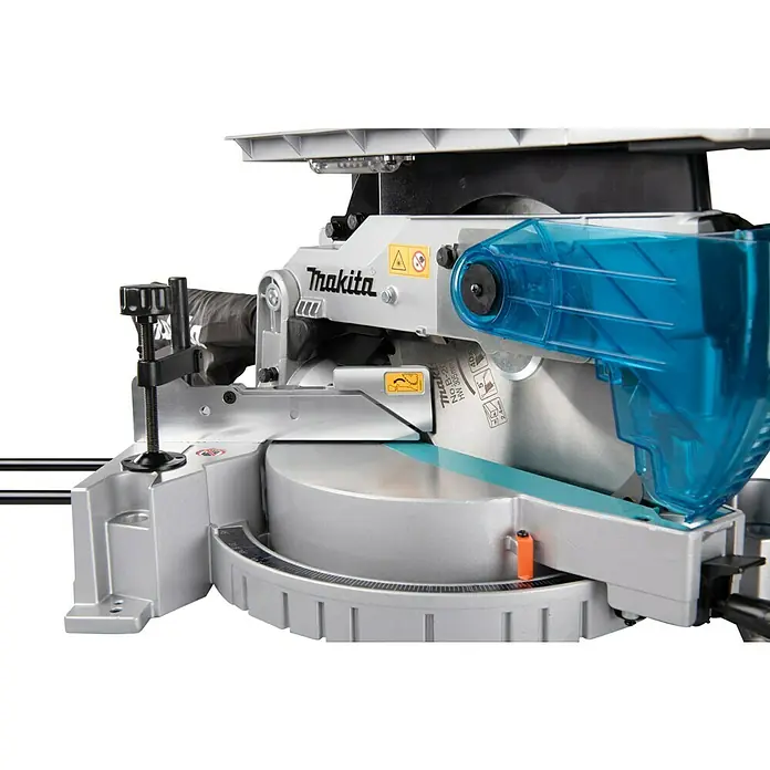 Makita Kapp- & Gehrungssäge LH1201FL - 1.650 W, Durchmesser Sägeblatt: 305 mm, Leerlaufdrehzahl: 0 U/min - 3.800 U/min - Nahaufnahme einer Makita Kapp- und Gehrungssäge, die Details wie das Sägeblatt und die Schutzvorrichtungen hervorhebt.