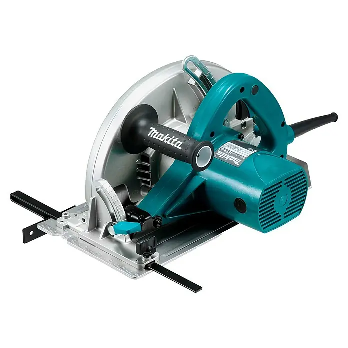 Makita Handkreissäge HS0600 - 2.000 W, Durchmesser Sägeblatt: 270 mm, Schnitttiefe bei 90 °: 97 mm - 101 mm - Nahaufnahme einer Makita Kreissäge, ideal für präzise Holzarbeiten und DIY-Projekte. Leistungsstark und benutzerfreundlich.