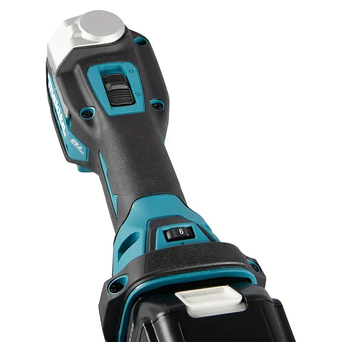 Makita LXT 18V Multiherramienta de batería DTM52RTJX2 - 18 V, 1 batería - Primer plano de una herramienta eléctrica Makita en verde azulado y negro, mostrando detalles como interruptores y el compartimento de la batería.