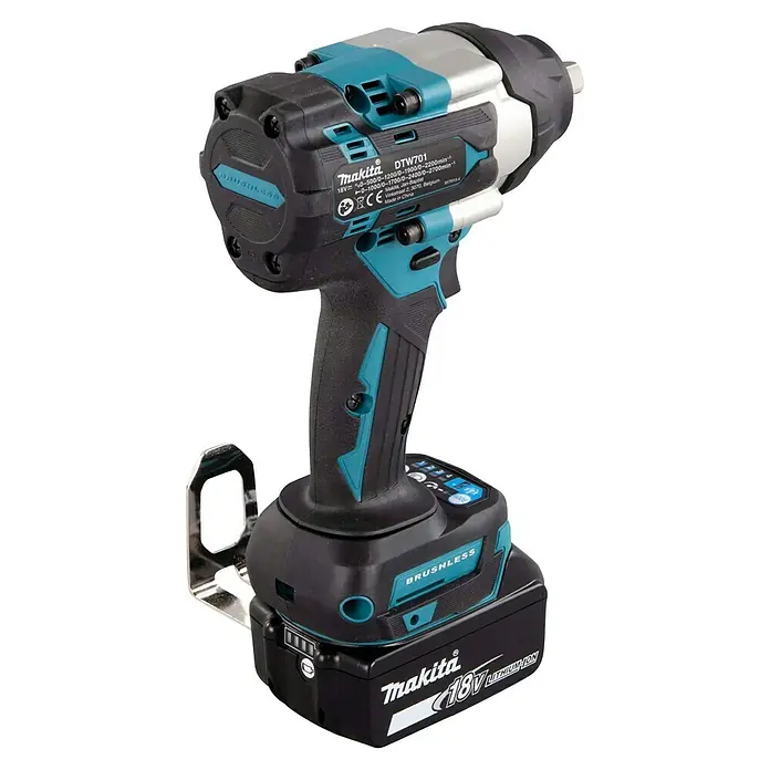 Makita LXT 18V Llave de impacto de batería DTW701RTJ - 18 V, 2 baterías, 5 Ah, 700 Nm - Llave de impacto inalámbrica Makita DTW701 con batería de 18V. Potente y sin escobillas para atornillar de forma eficiente.