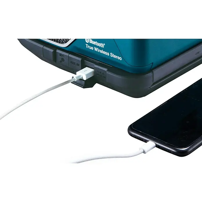 Makita Bluetooth-Lautsprecher MR014GZ - 40 V, Ohne Akku - Das Bild zeigt ein True Wireless Stereo-Gerät von Bluetooth, das ein Smartphone auflädt.