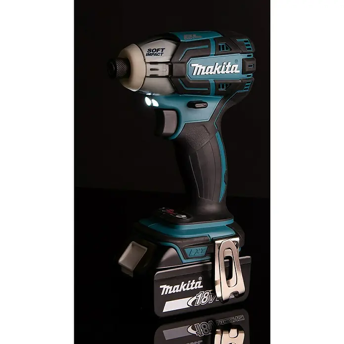 Makita LXT 18V Akku-Impulsschrauber DTS141Z - 18 V, Ohne Akku, 40 Nm - Nahaufnahme eines Makita Akku-Schlagschraubers mit gut sichtbarem Markennamen und Details.
