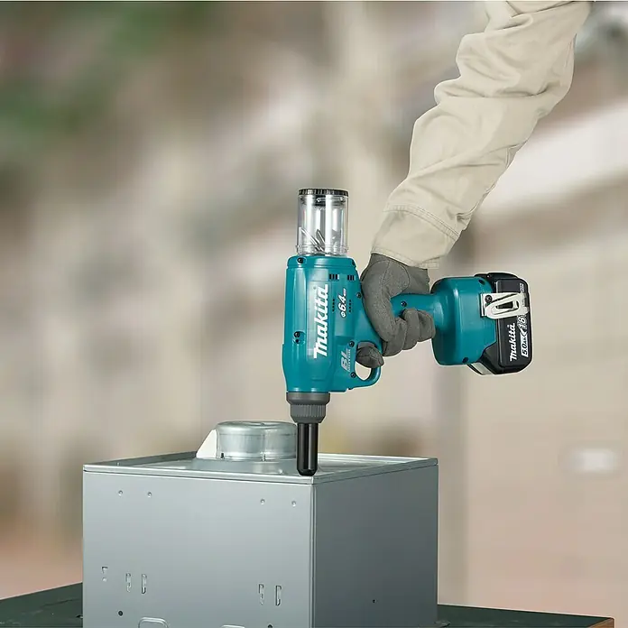 Makita LXT 18V Akku-Blindnietpistole DRV250Z - Li-Ionen, Ohne Akku, Hubhöhe: 30 mm - Der Makita Akku-Blindnietenzieher im Einsatz. Ideal für effizientes und kabelloses Arbeiten auf Baustellen und in Werkstätten.