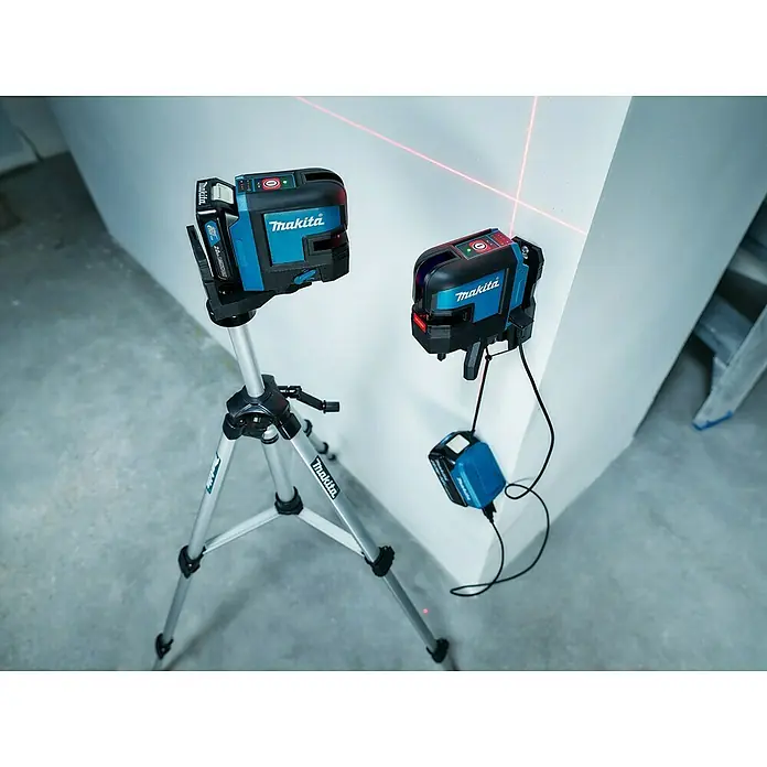 Makita CXT 12V max. Kreuzlinienlaser SK105DZ - 12 V, Ohne Akku, Max. Arbeitsbereich: 25 m - Zwei Makita-Laser-Wasserwaagen, eine auf einem Stativ und eine an der Wand befestigt, projizieren rote Laserlinien.
