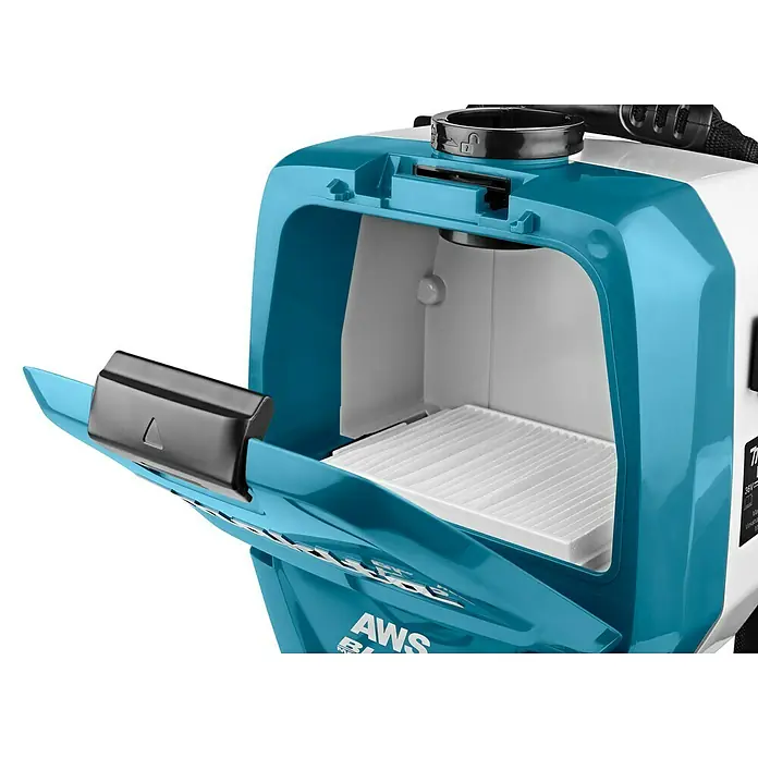 Makita LXT 18V Akku-Rucksackstaubsauger DVC265ZXU - 36 V, Ohne Akku, Behältervolumen: 2 l - Nahaufnahme eines Makita-Akkusaugers mit offenem Fach, das einen weißen Filter zeigt, der für die Staubaufnahme verwendet wird.