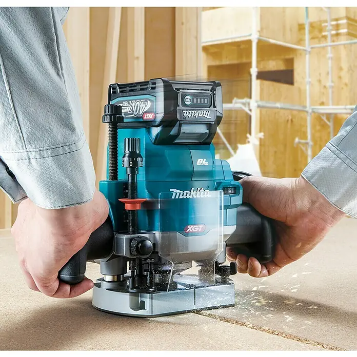 Makita Oberfräse RP001GZ - 40 V, 1 Akku - Bild einer Makita Akku-Oberfräse XGT 40V im Einsatz, gehalten von zwei Händen.