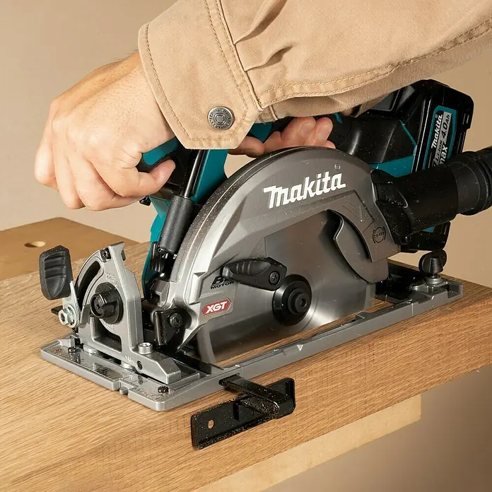 Makita XGT 40V max. Akku-Handkreissäge HS012GZ - 40 V, Ohne Akku, Durchmesser Sägeblatt: 165 mm, 0 U/min - 5.200 U/min - Makita Akku-Handkreissäge im Einsatz. Ideal für präzise Holzarbeiten, mit kraftvollem Motor und Akkubetrieb für maximale Flexibilität.