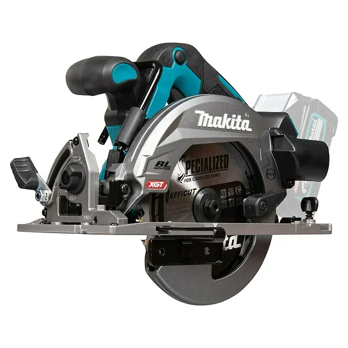 Makita XGT 40V max. Akku-Handkreissäge HS012GZ - 40 V, Ohne Akku, Durchmesser Sägeblatt: 165 mm, 0 U/min - 5.200 U/min - Nahaufnahme einer kabellosen Makita-Kreissäge mit blaugrünen Akzenten und einem scharfen Sägeblatt, das für präzise Schnitte ausgelegt ist.