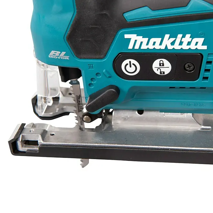 Makita LXT 18V Akku-Pendelhubstichsäge DJV185RF1J - 18 V, Li-Ionen, Anzahl Akkus: 1 Akku, Leerlaufhubzahl: 800 /min - 3.000 /min - Nahaufnahme einer Makita Stichsäge, die Details wie die Klinge, den Sockel und die Bedienelemente hervorhebt.